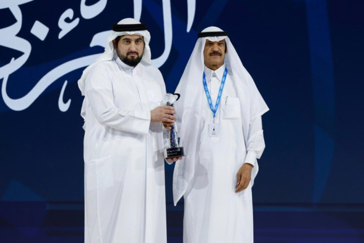 آل مكتوم يكرم أ.خالد المالك بجائزة شخصية العام الإعلامية