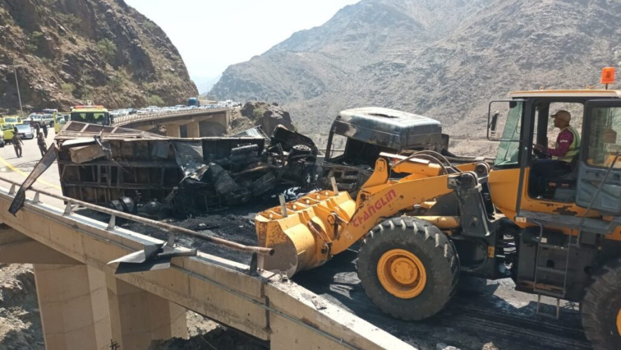 الهلال الأحمر بالباحة يباشر حادث تصادم مروع بين شاحنتين في عقبة الملك فهد