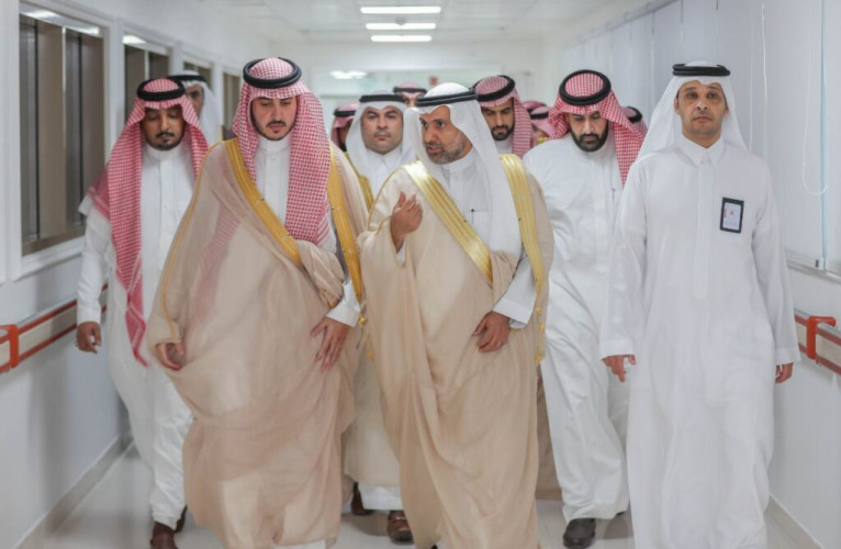 أمير الجوف يدشن عددًا من المشروعات الصحية بالقريات بحضور وزير الصحة