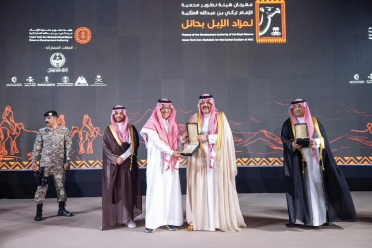 أمير حائل يكرم “البيئة” نظير مشاركتهم في مزاد تربة حائل للإبل