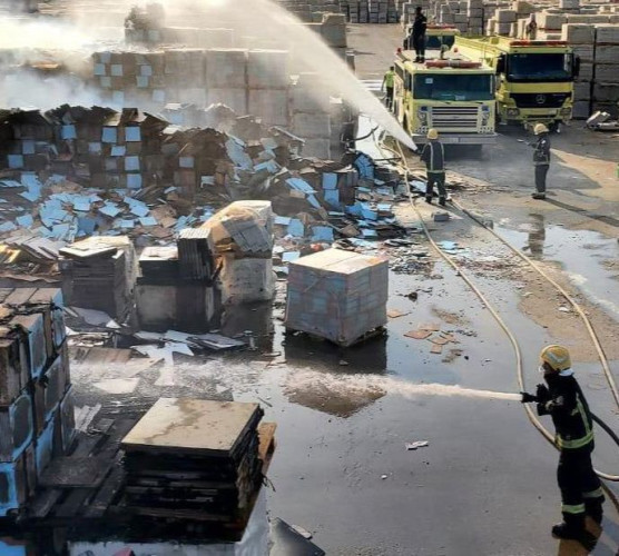 الدفاع المدني بالدمام يُخمد حريقًا بمستودع سيراميك