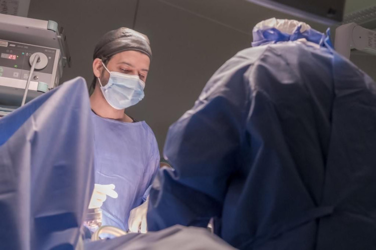 120 دقيقة جراحية تنقذ صدر مقيم اخترقه مسمار