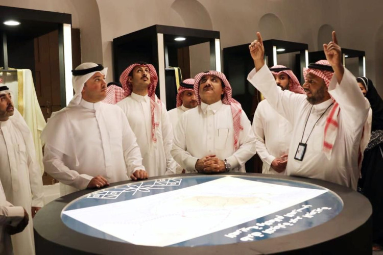 سمو الأمير سعود بن طلال يزور مواقع مهرجان واحة الأحساء