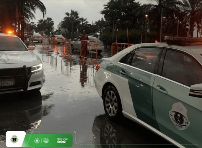 جهود متواصلة لرجال المرور بمحافظة جدة تزامنًا مع حالة الأمطار
