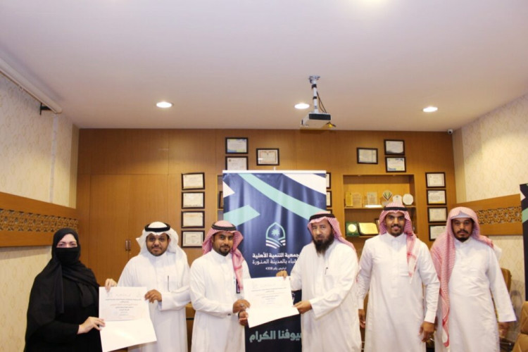 جمعية الدعوة والإرشاد وتوعية الجاليات تكرم فريق فرسان الصفة التطوعي