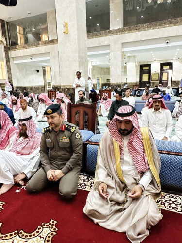 محافظ العيدابي يتقدم جموع المصلين في صلاة الاستسقاء