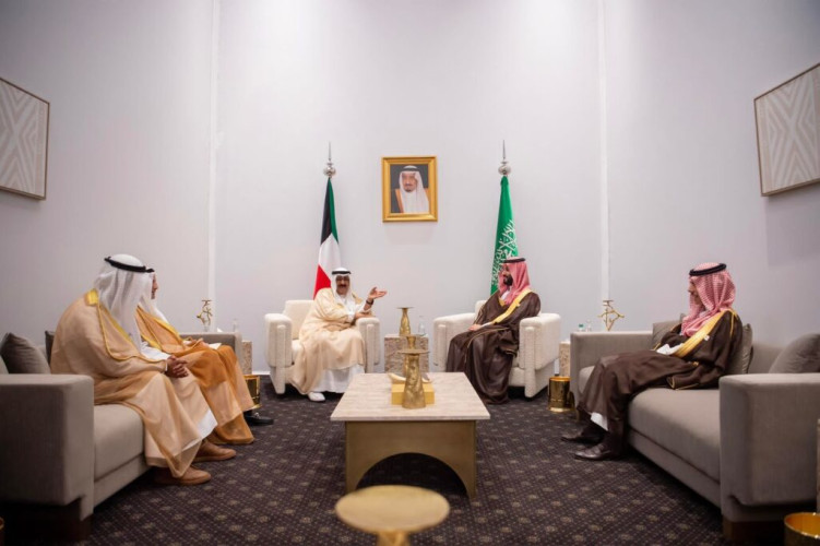 ولي العهد يلتقي ولي عهد دولة الكويت