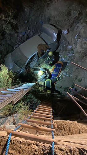 “الدفاع المدني” ينقذ شخصاً سقطت مركبته في بئر بخميس مشيط