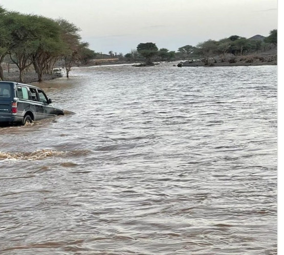 “مدني حائل” ينقذ 4 محتجزين داخل مركبة بوادي الحفنة