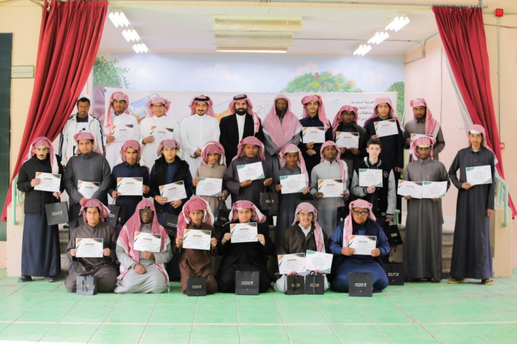 ثانوية عمرو بن العاص بوادي الدواسر تحتفل بتكريم الطلاب المتفوقين والمتميزين