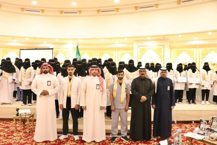 صحة بيشة: تخريج 81 متدرباً ومتدربة لبرنامج تأهيل التمريض للرعاية الحرجة