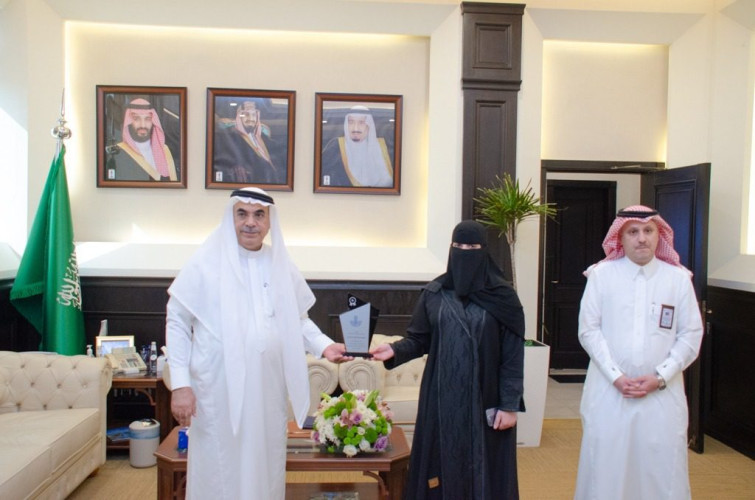 أمين الشرقية يكرم مدير عام البنية الرقمية بالأمانة لحصولها على شهادة أفضل موظف واعد بمجال التحول الرقمي على مستوى الجهات الحكومية