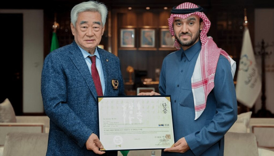 نيابة عن سمو ولي العهد.. وزير الرياضة يتسلم الحزام الشرفي للاتحاد الدولي للتايكوندو “9 دان”