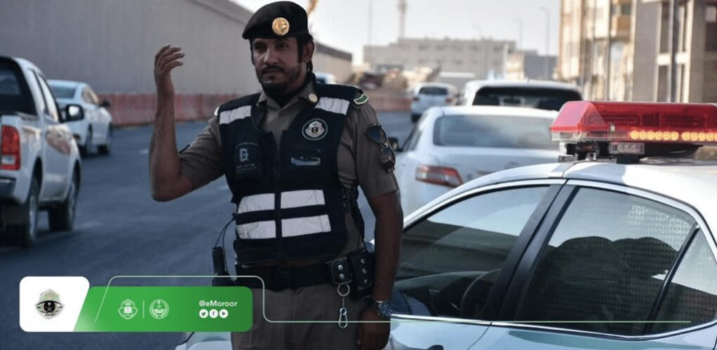 شاهد.. جهود رجال المرور بالطرق المحيطة بالمدارس لضمان انسيابية الحركة