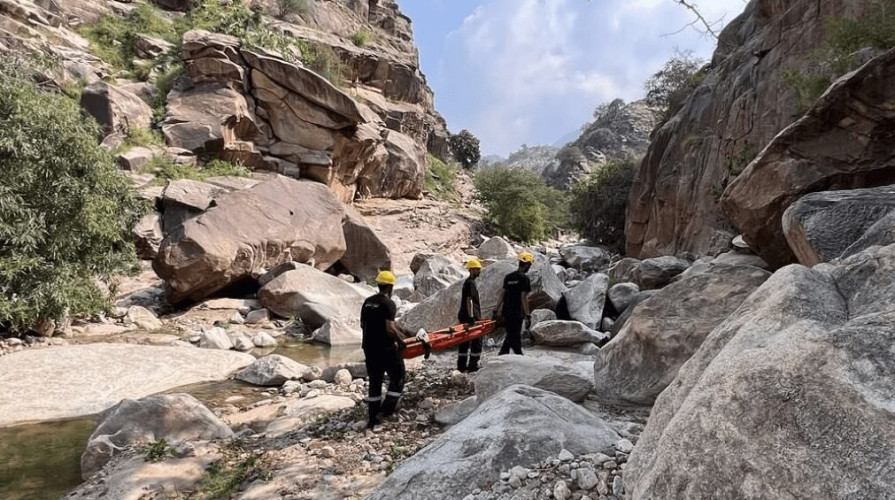 “مدني جازان” يُنقذ مخالفًا لنظام أمن الحدود سقط من علو بمنطقة جبلية