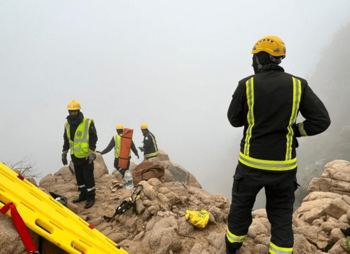 الدفاع المدني بالطائف يباشر حادث سقوط شخصَيْن بمنحدر جبلي بالشفا