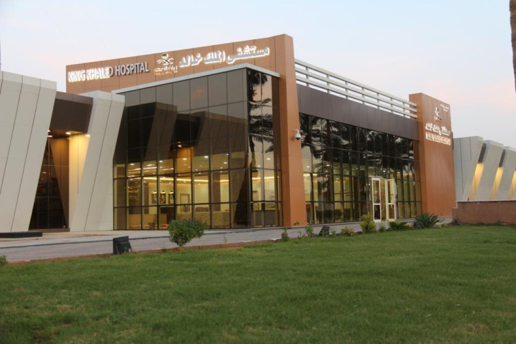 جراحة دقيقة لإعادة عظم الترقوة والقفص الصدري لمريض