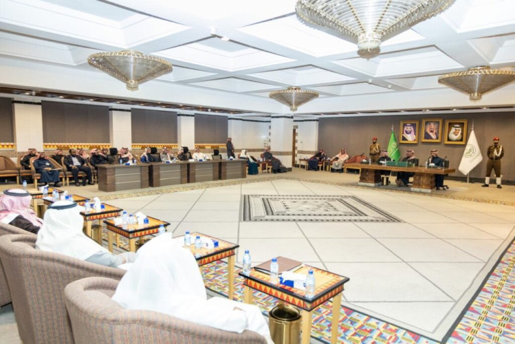 ‏الأمير ⁧‫تركي بن طلال‬⁩ يلتقي في المجلس العام بديوان الإمارة، بعدد من المستثمرين بمنطقة عسير الصادرة لهم أحكام شرعية