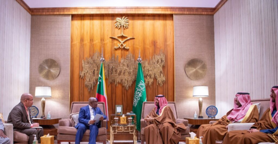 سمو ولي العهد يستقبل رئيس جمهورية القمر المتحدة ويستعرضان فرص التعاون الثنائي بين البلدين