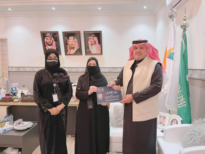 سعادة مدير فرع وزارة الموارد البشرية بمنطقة المدينة المنورة يستلم تقرير انجازات فريق فرسان الصفة التطوعي