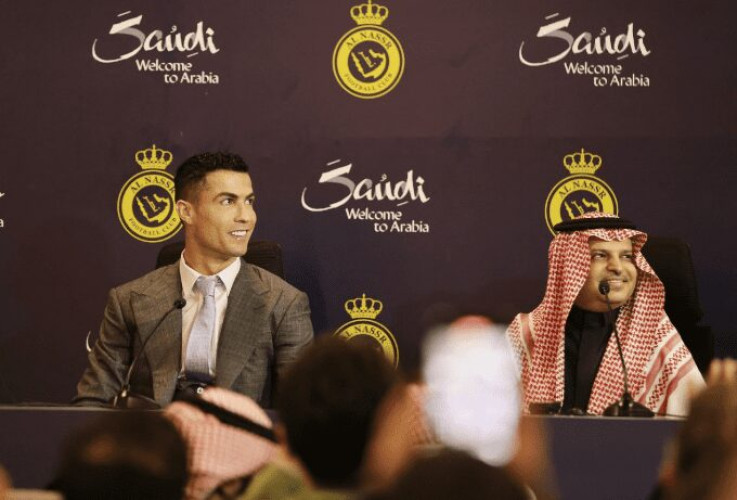 رئيس النصر: رونالدو طلب معاملته ماليا مثل زملائه فى المكافآت.. ولم يضع شروطا