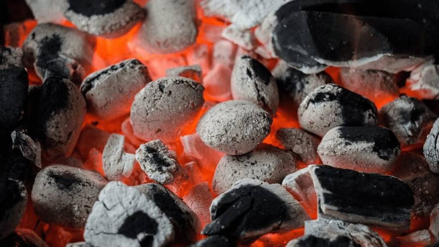 لسلامتك.. إرشادات هامة للوقاية عند استخدام الفحم والحطب
