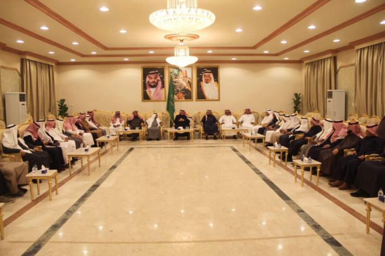 محافظ بيشة يجتمع برجال الأعمال