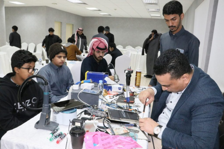 ثلاثون شاب وشابه يشاركون في دورة صيانة الجوالات بغرفة حفرالباطن