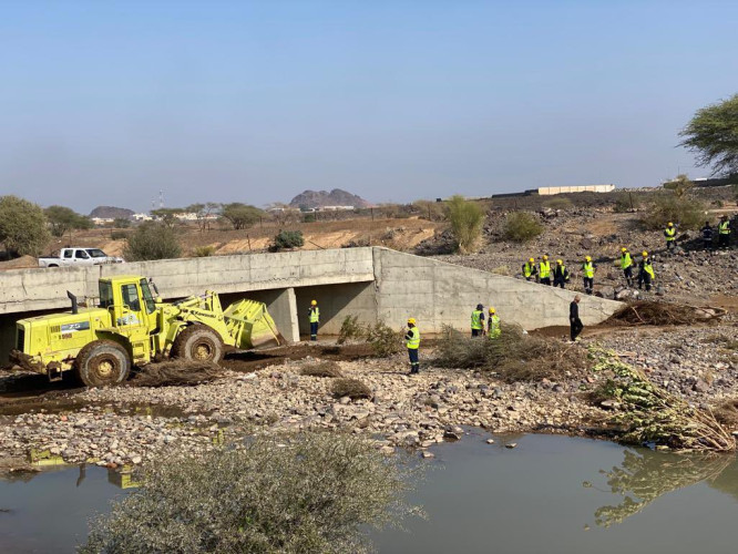 “مدني المدينة” ينتشل شخصاً تُوفي غرقاً في تجمُّع لمياه الأمطار