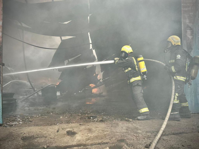 “مدني المدينة” يخمد حريقًا في مستودع.. ولا إصابات