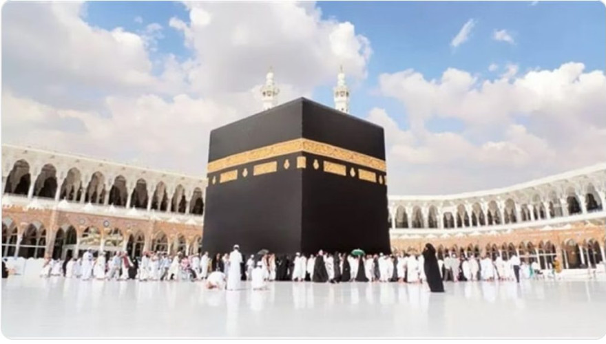 وسط منظومة خدمية متكاملة.. أكثر من نصف مليون مصلّ يؤدون الجمعة بالحرم المكي