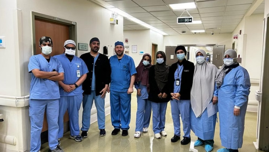فريق طبي يستأصل ورمًا أنفيًا وعائيًا لثلاثينية حامل في شهرها الثامن بـ”طبية مكة”