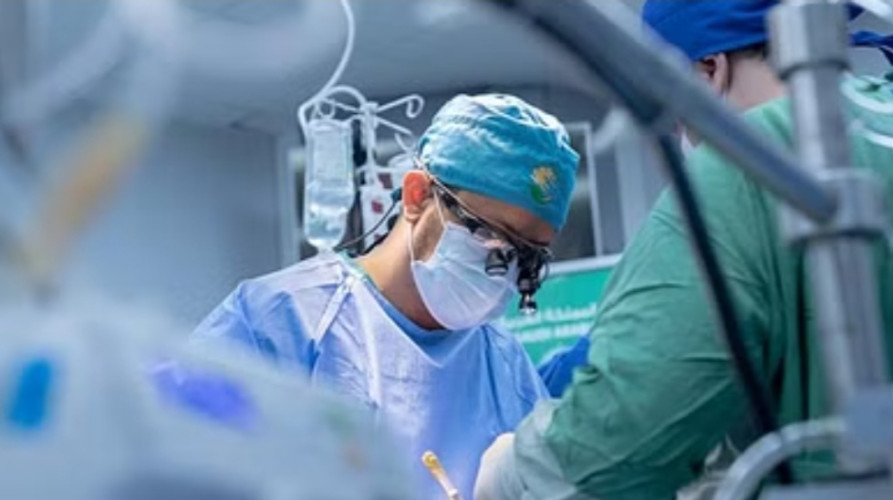 احتضن الكلى.. “جراحة الـ4 ساعات” تنقذ مريضًا بالهفوف من “ورم الـ7 كجم”