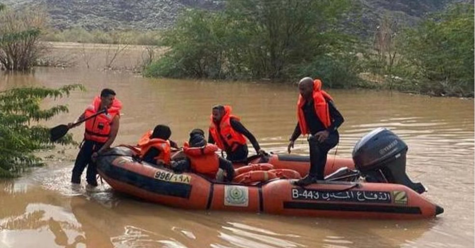 “مدني المدينة” ينقذ 4 أشخاص احتُجِزوا داخل مركبتين