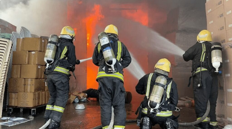 “مدني الدمام” يُخمد حريقًا في مستودع بحي المحمدية.. ولا إصابات