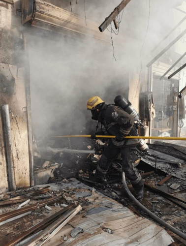 شاهد.. “مدني الأحساء” يخمد حريقاً شبّ في محل تجاري بالهفوف