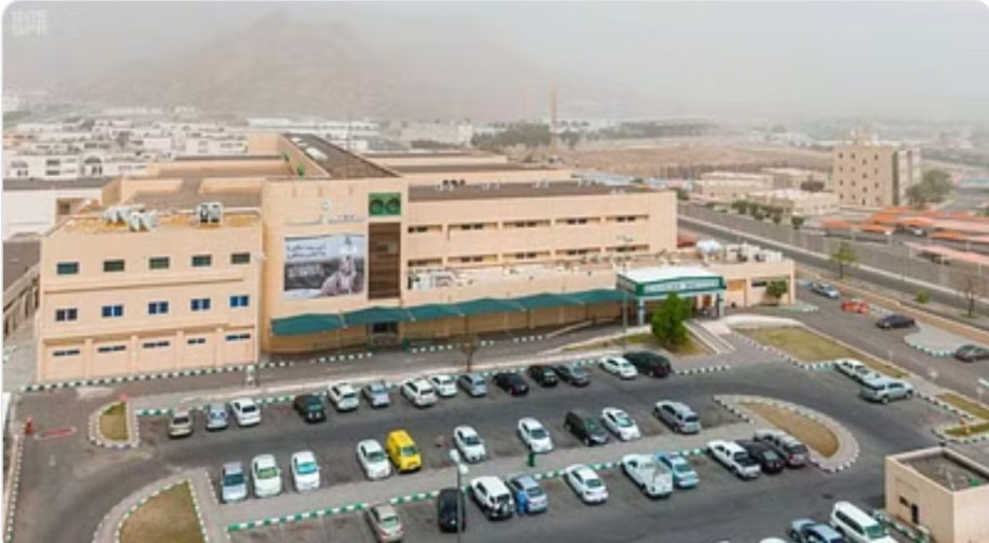 بعد 13 عاماً بلا إنجاب.. جراحة طارئة تهدي طفلاً لمريضة أورام بالمدينة