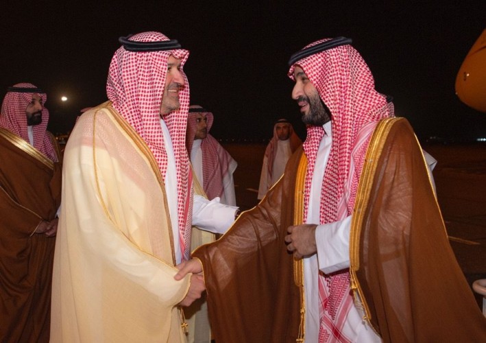 سمو ولي العهد يصل المدينة المنورة وفي مقدمة مستقبليه سمو أمير منطقة المدينة المنورة وسمو نائبه