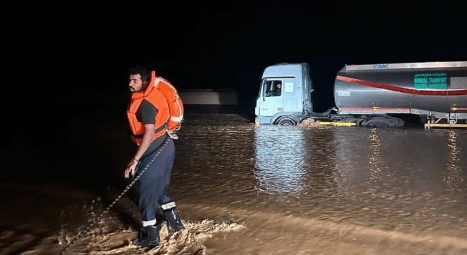 إنقاذ 6 أشخاص بالأفلاج احتُجزوا في سيل داخل مركباتهم