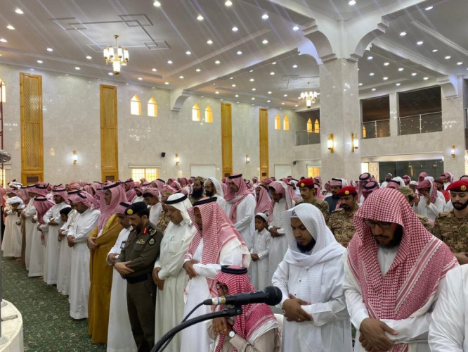 “محافظ بيشة” ينقل تعازي القيادة لأسر شهداء القطاع الشمالي للمجاهدين ببيشة