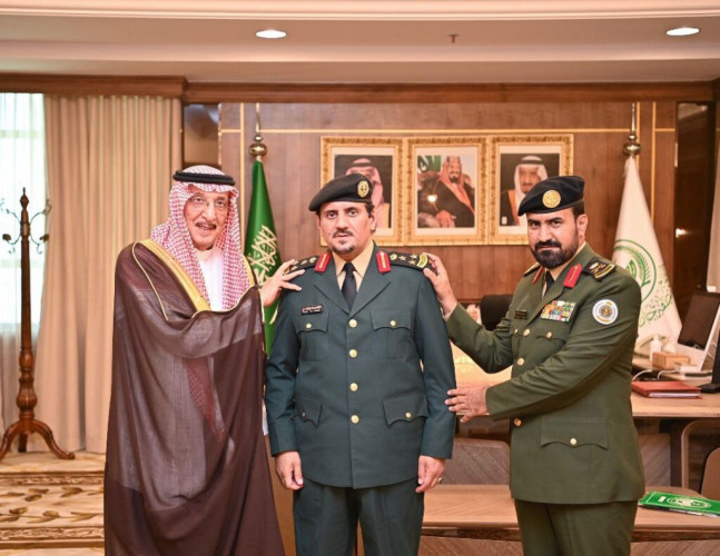 سمو أمير منطقة جازان يقلّد الحكمي والعمري رتبتيهما الجديدتين