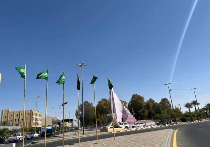 استعدادًا للاحتفال بيوم العلم السعودي بلدية بيشة تزين الطرق والميادين بـ ١٠٠٠ علم