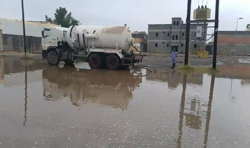 بلدية بيشة تكثّف جهودها في إزالة آثار الأمطار الغزيرة وترفع ٦٠ ألف م٣  من تجمعات مياه الأمطار