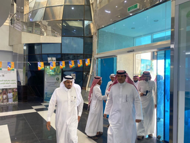 “محافظ بيشة” يزور مكتب وزارة البيئة والمياه والزراعة