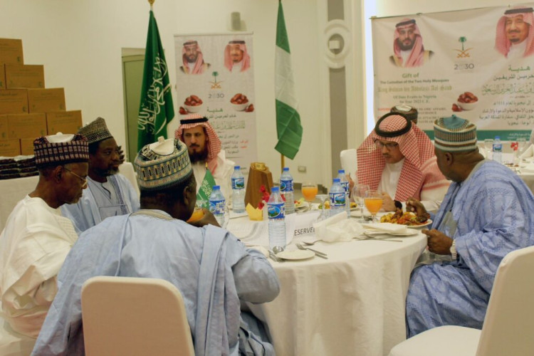 وزارة الشؤون الإسلامية تدشّن برنامج خادم الحرمين لتفطير الصائمين في جمهورية نيجيريا