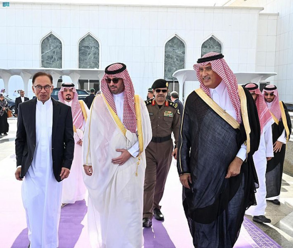 رئيس الوزراء الماليزي يغادر جدة
