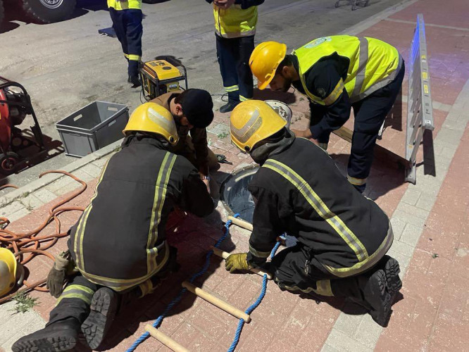 “مدني الخُبر” يُخرج شخصاً سقط في غرفة تمديدات أرضية