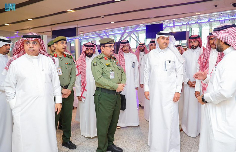 وزير النقل والخدمات اللوجستية يقف على جاهزية الخدمات والخطط التشغيلية في مطار الملك عبدالعزيز بجدة