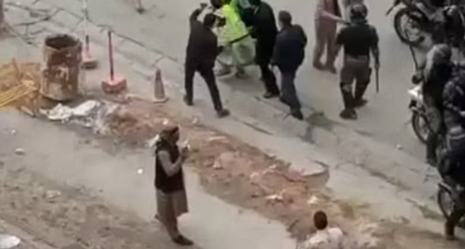 “حصار مسجد واعتقال حارسه وتسميم فتيات”.. انتقام بطريقة الأمن الإيراني!