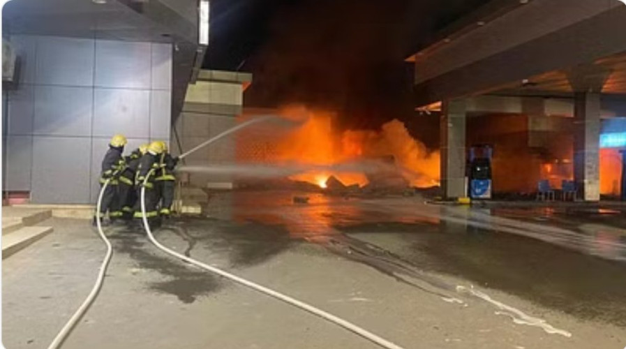 وفاة شخص واصابة اثنين عقب اشتعال لحظي بمحطة وقود بالمذنب